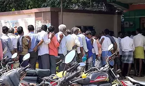 Karnataka : उर्वरक के लिए किसानों की मारामारी Karnataka : उर्वरक के लिए किसानों की मारामारी