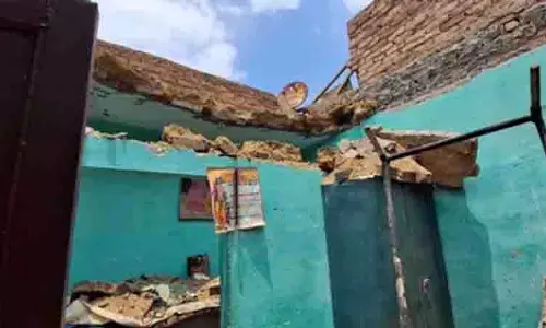 Mubarikpur में मकान की छत गिरी