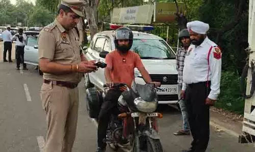 ट्रैफिक सिग्नल तोड़ने वालों पर कार्रवाई, Panchkula में सात महीनों में 420 चालान काटे गए ट्रैफिक सिग्नल तोड़ने वालों पर कार्रवाई, Panchkula में सात महीनों में 420 चालान काटे गए