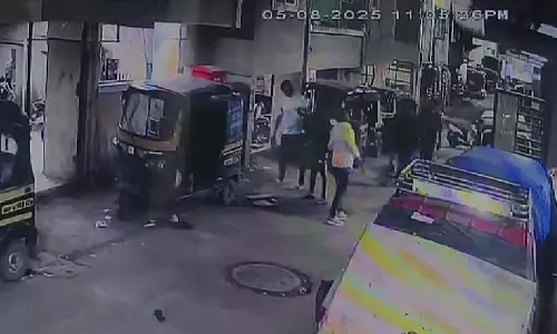 Kondhwa : वाहनों में तोड़फोड़ करता पूर्व पार्षद का दामाद CCTV में कैद