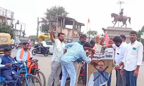 परभणी में प्रहार के विरोध प्रदर्शन के दौरान बावनकुले के पोस्टर पर कालिख