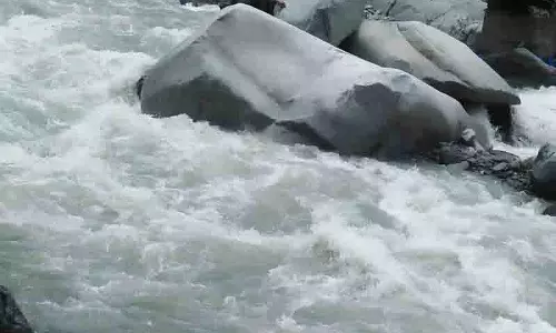 कलिहानी नदी का रुख बदलने से Bada Bhangal village का संपर्क कटा कलिहानी नदी का रुख बदलने से Bada Bhangal village का संपर्क कटा