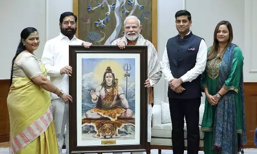 उपमुख्यमंत्री एकनाथ शिंदे ने पीएम मोदी से की वार्ता, परिवार भी मौजूद
