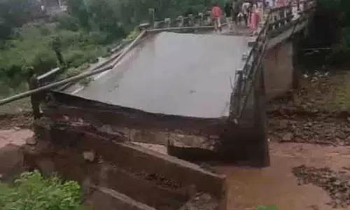 Himachal में भारी बारिश के बाद कई जगहों पर स्कूल, कॉलेज बंद, कई सड़कें बंद Himachal में भारी बारिश के बाद कई जगहों पर स्कूल, कॉलेज बंद, कई सड़कें बंद