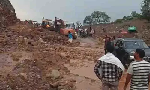 कांगड़ा में कोटला के पास NH पर भारी भूस्खलन, 12 घंटे बाद यातायात बहाल कांगड़ा में कोटला के पास NH पर भारी भूस्खलन, 12 घंटे बाद यातायात बहाल