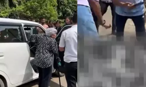 Palghar : प्रदर्शन कर रही महिला कर्मचारियों को कार से रौंदा Palghar : प्रदर्शन कर रही महिला कर्मचारियों को कार से रौंदा