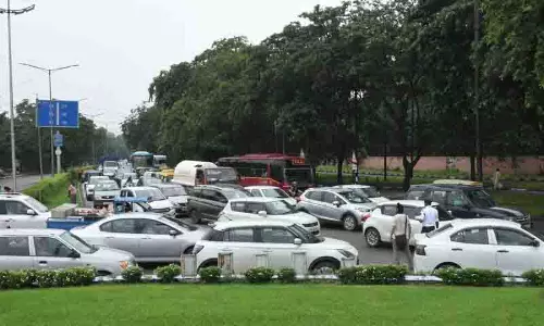 Chandigarh में बारिश से यातायात व्यवस्था चरमरा गई