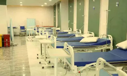 अस्पताल कर्मचारी ने अर्धचेतन महिला मरीज को चूमा