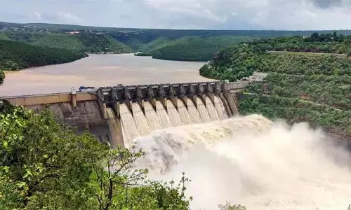 Srisailam जलाशय में जल प्रवाह कम, 1 लाख क्यूसेक से अधिक पानी का बहिर्वाह जारी Srisailam जलाशय में जल प्रवाह कम, 1 लाख क्यूसेक से अधिक पानी का बहिर्वाह जारी