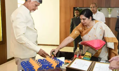 Naidu ने हथकरघा श्रमिकों के लिए 5 करोड़ रुपये के बचत कोष की घोषणा की