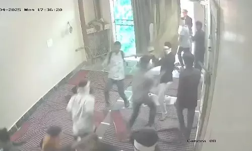 टीकमगढ़ में कोचिंग सेंटर पर हमला, आदर्श शिक्षक को लाठी-डंडों से मारा टीकमगढ़ में कोचिंग सेंटर पर हमला, आदर्श शिक्षक को लाठी-डंडों से मारा