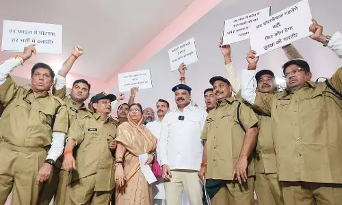पुलिस भर्ती घोटाले पर विरोध, विधायक दिनेश ने पहनी प्रतीकात्मक वर्दी