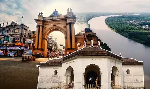 कीर्तिचंद की समाधि धीरे-धीरे मिट रही कीर्तिचंद की समाधि धीरे-धीरे मिट रही