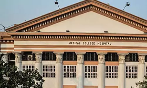 कोलकाता मेडिकल कॉलेज में लगी आग, घटनास्थल पर 2 गाड़ियां मौजूद