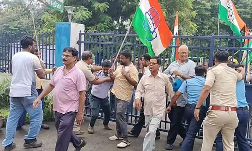 दुर्गापुर में उप-मंडल प्रशासक कार्यालय के सामने विरोध प्रदर्शन दुर्गापुर में उप-मंडल प्रशासक कार्यालय के सामने विरोध प्रदर्शन