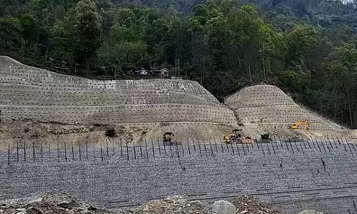 भारी बारिश के कारण सेवक रंगपो की ढलान वाली दीवार ढह गई भारी बारिश के कारण सेवक रंगपो की ढलान वाली दीवार ढह गई