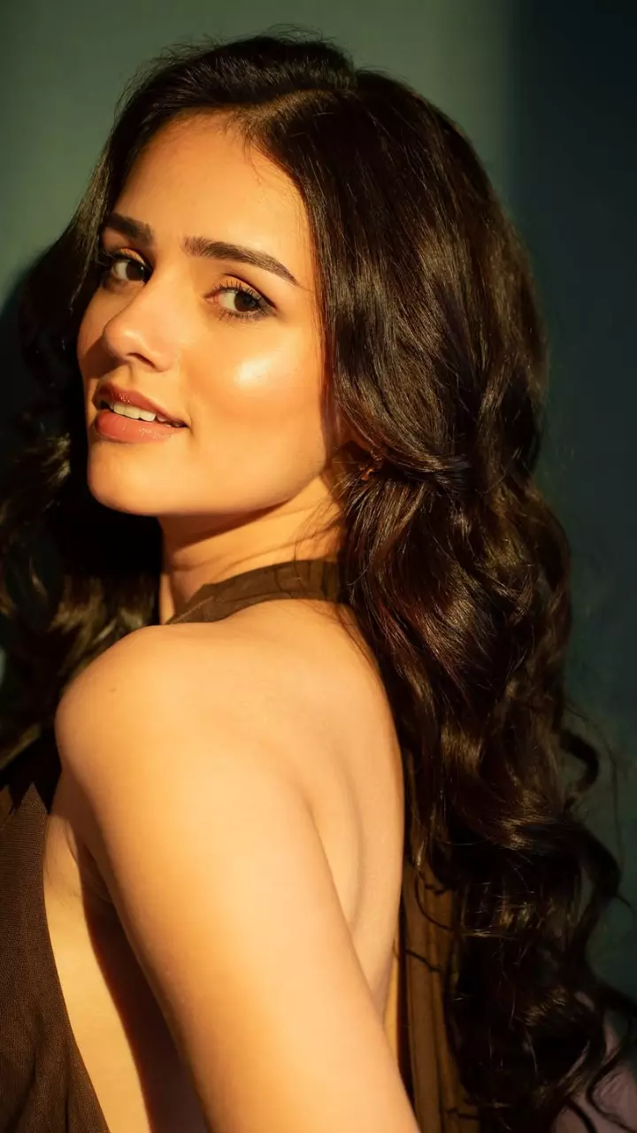 निशि सक्सेना का गॉर्जियस लुक