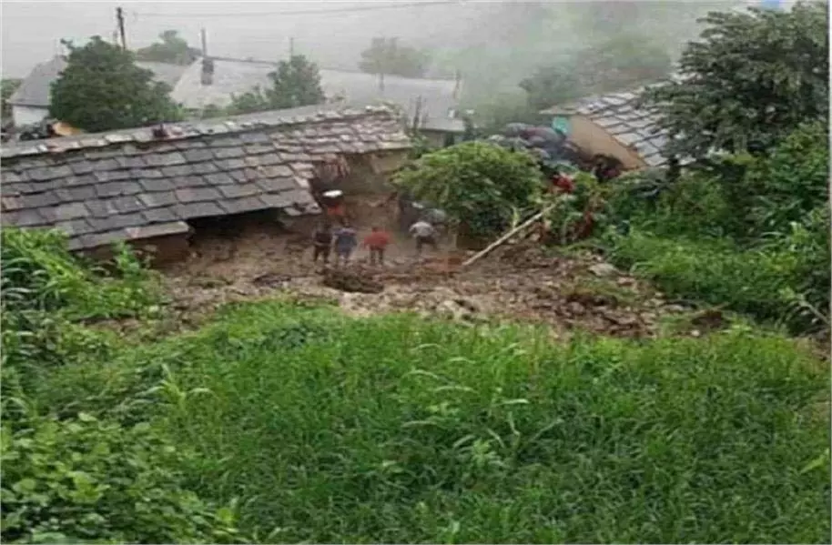 Uttarakhand: भारी भूस्खलन के कारण मलबे में दबकर दो महिलाओं की मौत Uttarakhand: भारी भूस्खलन के कारण मलबे में दबकर दो महिलाओं की मौत
