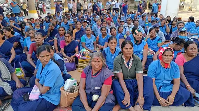 वार्ता विफल: सफाई कर्मचारियों की हड़ताल छठे दिन भी जारी वार्ता विफल: सफाई कर्मचारियों की हड़ताल छठे दिन भी जारी