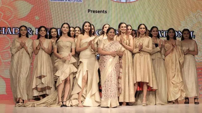 वस्त्र कथा में सीएम रेखा ने दिल्लीवासियों से गर्व के साथ हथकरघा पहनने का आग्रह किया वस्त्र कथा में सीएम रेखा ने दिल्लीवासियों से गर्व के साथ हथकरघा पहनने का आग्रह किया