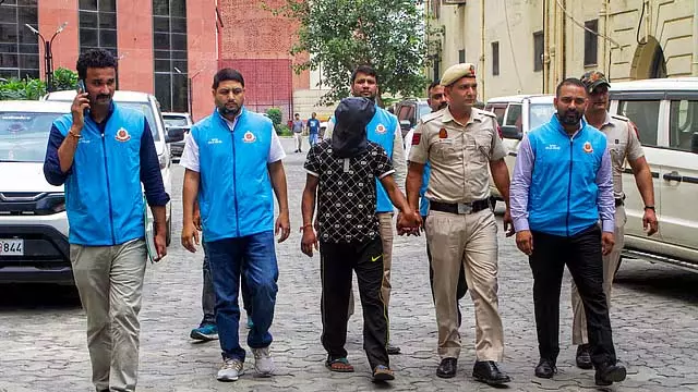 सांसद सुधा की सोने की चेन छीनने वाला युवक गिरफ्तार सांसद सुधा की सोने की चेन छीनने वाला युवक गिरफ्तार