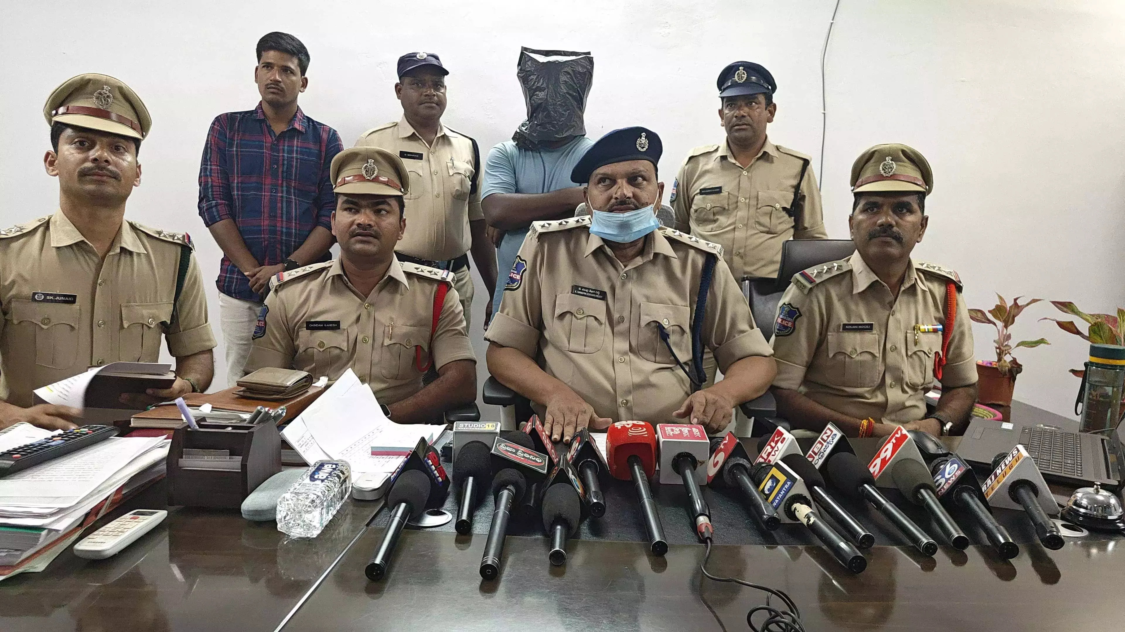 Telangana: पुलिस ने आरोग्यश्री रिफंड घोटालेबाज को गिरफ्तार किया Telangana: पुलिस ने आरोग्यश्री रिफंड घोटालेबाज को गिरफ्तार किया