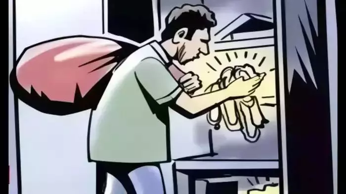 चोरों ने कैमरा बंद कर दो दुकानों में की चोरी चोरों ने कैमरा बंद कर दो दुकानों में की चोरी