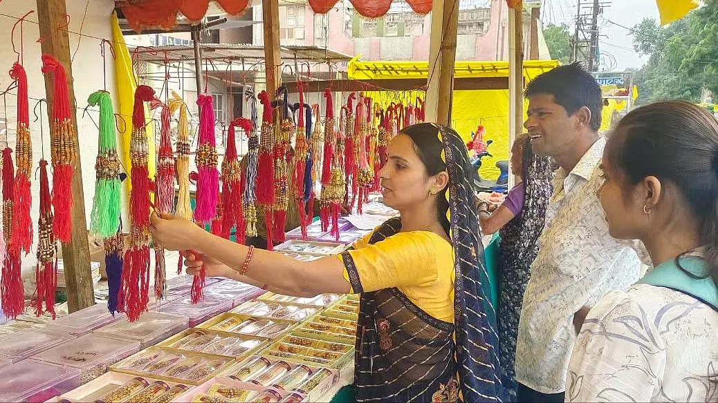 MP : उज्जैन में 100 से ज़्यादा दुकानों पर पूजा के लिए राखियाँ और थालियाँ उपलब्ध MP : उज्जैन में 100 से ज़्यादा दुकानों पर पूजा के लिए राखियाँ और थालियाँ उपलब्ध