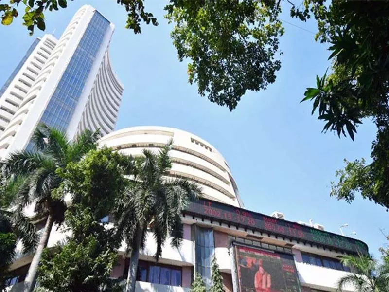ट्रम्प के 25% टैरिफ के बाद निफ्टी और सेंसेक्स लाल निशान पर खुले ट्रम्प के 25% टैरिफ के बाद निफ्टी और सेंसेक्स लाल निशान पर खुले