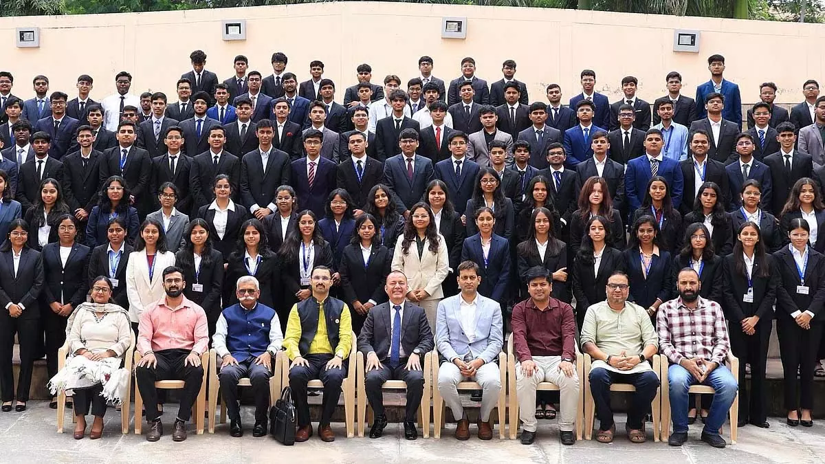 IPM कोर्स करने के लिए पांच अंतर्राष्ट्रीय छात्र IIM-इंदौर परिसर में पहुंचे IPM कोर्स करने के लिए पांच अंतर्राष्ट्रीय छात्र IIM-इंदौर परिसर में पहुंचे