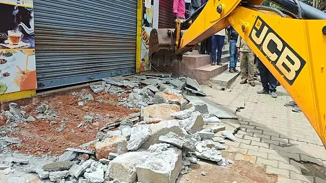 अधिकारी JCB मशीन लेकर सड़क पर उतरे: RR नगर में फुटपाथ से अतिक्रमण हटाया अधिकारी JCB मशीन लेकर सड़क पर उतरे: RR नगर में फुटपाथ से अतिक्रमण हटाया