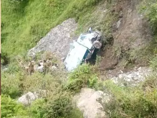 CRPF के 3 जवान शहीद, खाई में गिरी बंकर गाड़ी CRPF के 3 जवान शहीद, खाई में गिरी बंकर गाड़ी