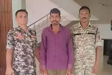 बाजार गई युवती से रेप, दरिंदे ने बोतल से प्राइवेट पार्ट पर किया हमला बाजार गई युवती से रेप, दरिंदे ने बोतल से प्राइवेट पार्ट पर किया हमला