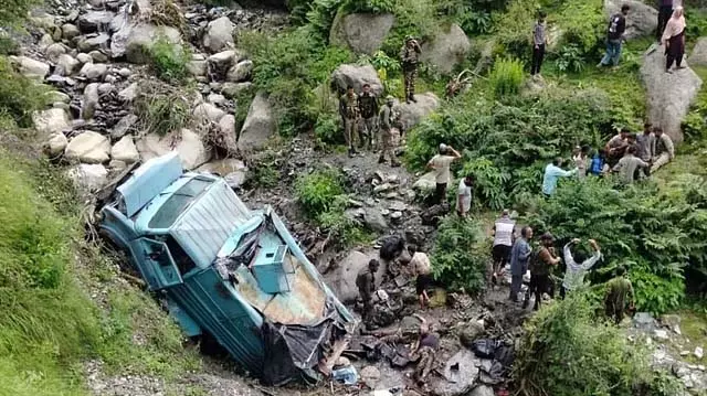 जम्मू-कश्मीर में CRPF जवानों का वाहन दुर्घटनाग्रस्त दो की मौत जम्मू-कश्मीर में CRPF जवानों का वाहन दुर्घटनाग्रस्त दो की मौत