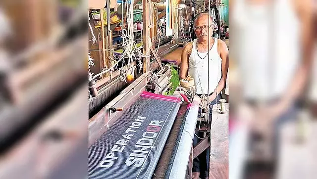 सैन्य शक्ति के प्रति सम्मान: गडग के व्यक्ति ने साड़ी पर उकेरी ऑपरेशन सिंदूर सैन्य शक्ति के प्रति सम्मान: गडग के व्यक्ति ने साड़ी पर उकेरी ऑपरेशन सिंदूर