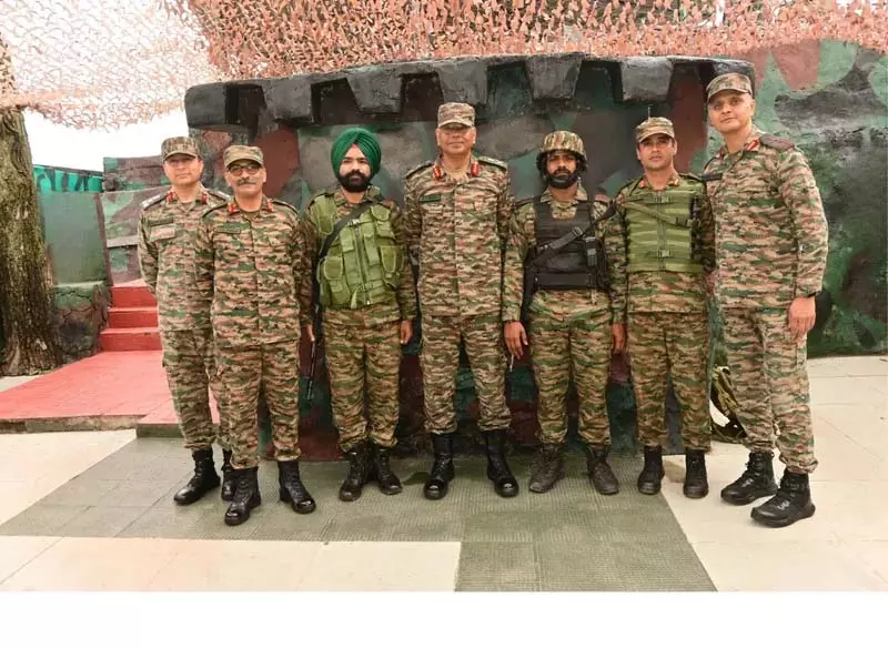 व्हाइट नाइट कोर के जीओसी ने जम्मू-कश्मीर के पुंछ में सुरक्षा की समीक्षा की व्हाइट नाइट कोर के जीओसी ने जम्मू-कश्मीर के पुंछ में सुरक्षा की समीक्षा की