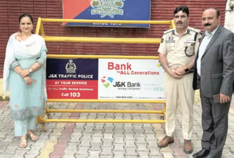 जेएंडके बैंक ने जम्मू यातायात पुलिस को बैरिकेड्स की एक और खेप प्रदान की जेएंडके बैंक ने जम्मू यातायात पुलिस को बैरिकेड्स की एक और खेप प्रदान की