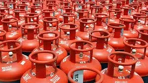 राजमार्ग बंद, एलपीजी वितरकों ने अतिरिक्त सिलेंडर स्टॉक की अनुमति मांगी राजमार्ग बंद, एलपीजी वितरकों ने अतिरिक्त सिलेंडर स्टॉक की अनुमति मांगी