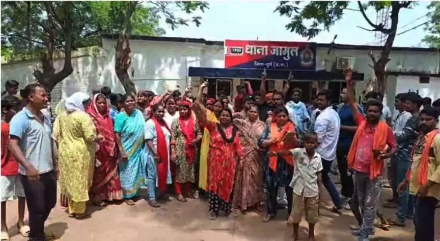 मंदिर में अब्दुल ने किया तोड़फोड़, गिरफ्तार मंदिर में अब्दुल ने किया तोड़फोड़, गिरफ्तार