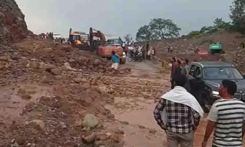 Himachal: राजमार्ग पर भूस्खलन से यातायात 12 घंटे तक बाधित Himachal: राजमार्ग पर भूस्खलन से यातायात 12 घंटे तक बाधित