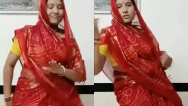 सिर पर पल्लू रखकर देसी महिला ने किया जोरदार डांस, जमकर वायरल हुआ VIDEO सिर पर पल्लू रखकर देसी महिला ने किया जोरदार डांस, जमकर वायरल हुआ VIDEO