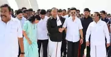 करुणानिधि की पुण्यतिथि पर तमिलनाडु के CM Stalin ने मौन मार्च का नेतृत्व किया करुणानिधि की पुण्यतिथि पर तमिलनाडु के CM Stalin ने मौन मार्च का नेतृत्व किया