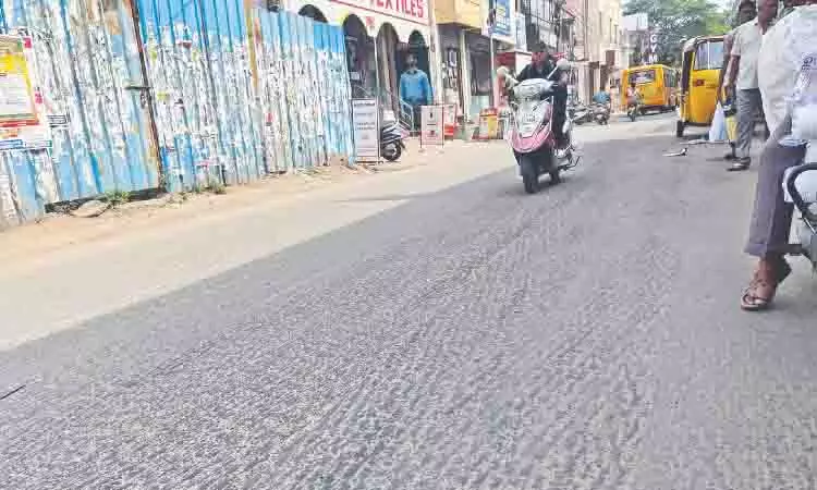 चूलैमेडु हाई रोड को फिर से बिछाने का काम, निवासियों ने GCC से किया आग्रह चूलैमेडु हाई रोड को फिर से बिछाने का काम, निवासियों ने GCC से किया आग्रह