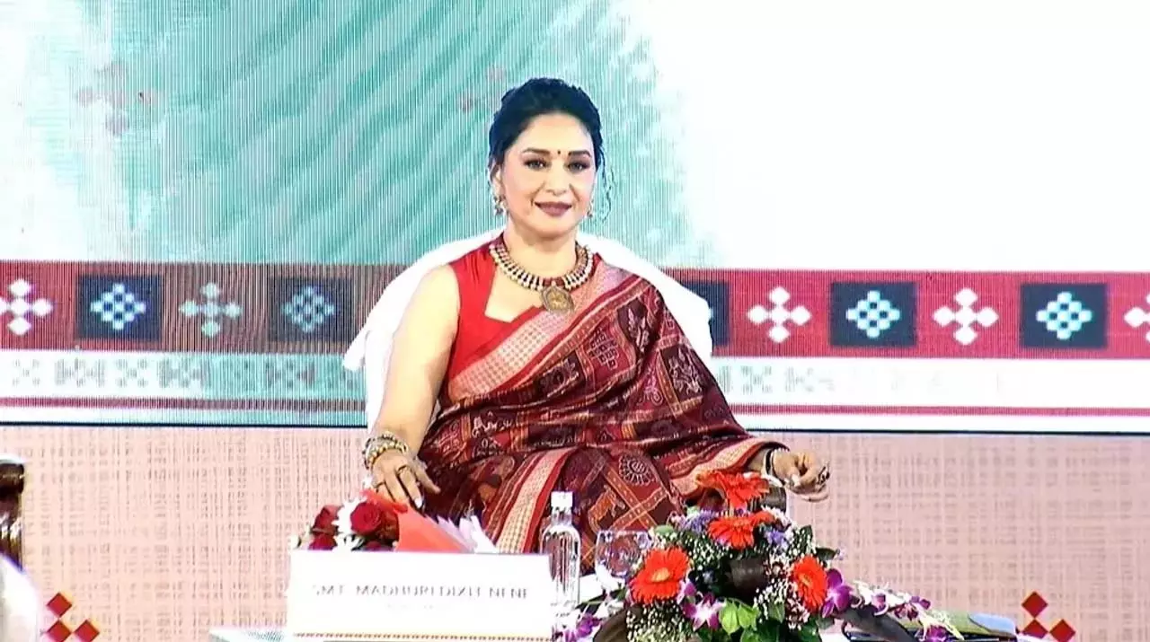 राष्ट्रीय हथकरघा दिवस: माधुरी दीक्षित ने भुवनेश्वर में राज्य स्तरीय समारोह की शोभा बढ़ाई राष्ट्रीय हथकरघा दिवस: माधुरी दीक्षित ने भुवनेश्वर में राज्य स्तरीय समारोह की शोभा बढ़ाई