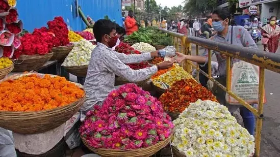 Bengaluru: फूल बाजारों में ठंडी पड़ी रौनक, व्यापारियों की उम्मीदें टूटीं Bengaluru: फूल बाजारों में ठंडी पड़ी रौनक, व्यापारियों की उम्मीदें टूटीं