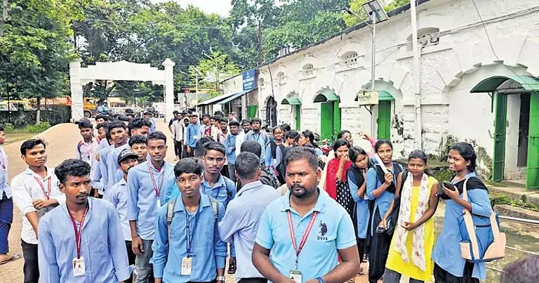 Mayurbhanj के आदिवासी छात्रों ने छात्रवृत्ति में देरी का विरोध किया Mayurbhanj के आदिवासी छात्रों ने छात्रवृत्ति में देरी का विरोध किया