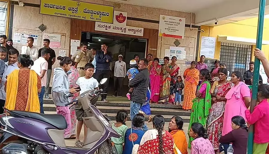 गर्भवती महिला की मौत: अस्पताल के सामने विरोध प्रदर्शन गर्भवती महिला की मौत: अस्पताल के सामने विरोध प्रदर्शन