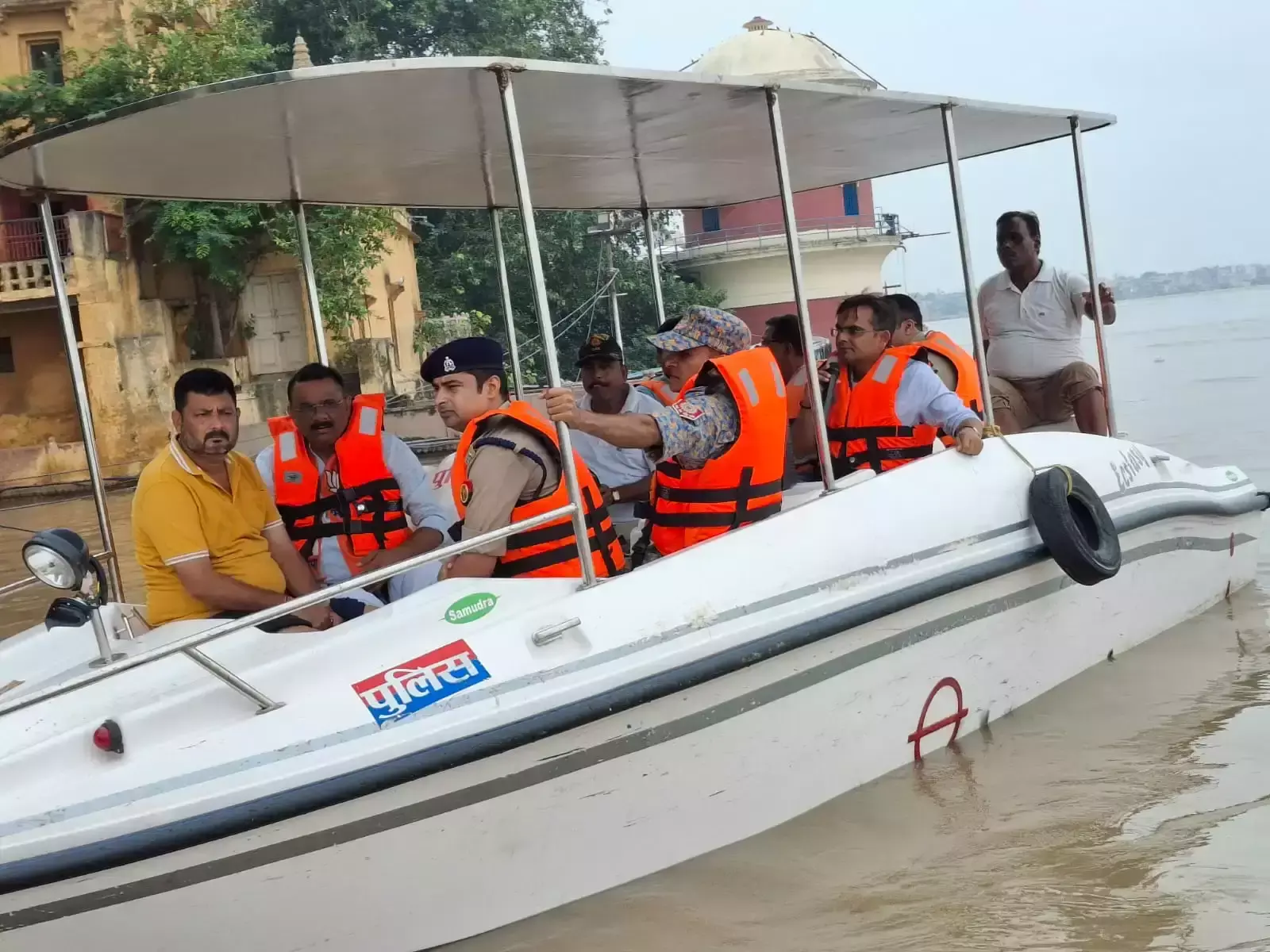 Varanasi: कमांड सेंटर से बाढ़ प्रभावित इलाकों की निगरानी Varanasi: कमांड सेंटर से बाढ़ प्रभावित इलाकों की निगरानी