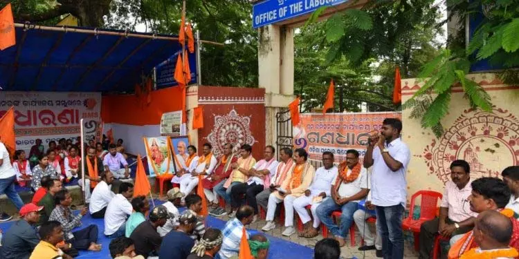 ट्रेड यूनियनों ने महिलाओं के लिए रात्रि पाली का विरोध किया ट्रेड यूनियनों ने महिलाओं के लिए रात्रि पाली का विरोध किया