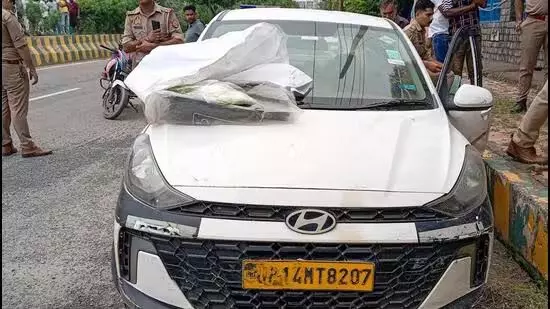नोएडा में कार में मिले शव, पोस्टमार्टम में मौत का कारण पता नहीं नोएडा में कार में मिले शव, पोस्टमार्टम में मौत का कारण पता नहीं